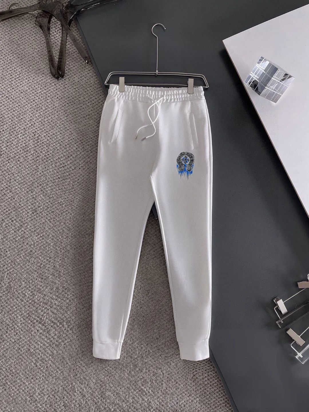 🅿️420 [ChampionHearts] (Fat Man Gospel) hot-selling suit is coming. Focus on the original version of the official website. 2025 new hot-selling cardigan sweater suit. The original order is the best. 🇭🇰The meticulous work of top designers. It has a fitting and perfect upper body effect. 100% natural high-quality Roman cotton, close-fitting comfort, noble and elegant! Original hardware embodies elegance and nobility! Counter size: M-5XL (maximum wear up to 220 pounds)